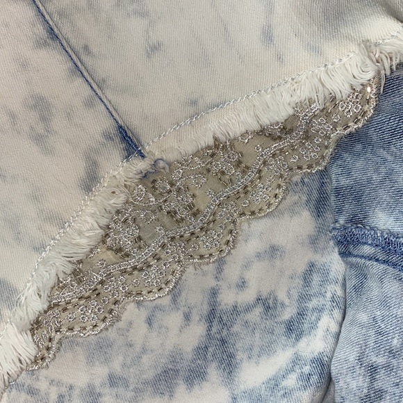 ✨Reduced NWT TORRID shorts - lace & beading - destructed- light wash -Plus Sized - Picture 7 of 14